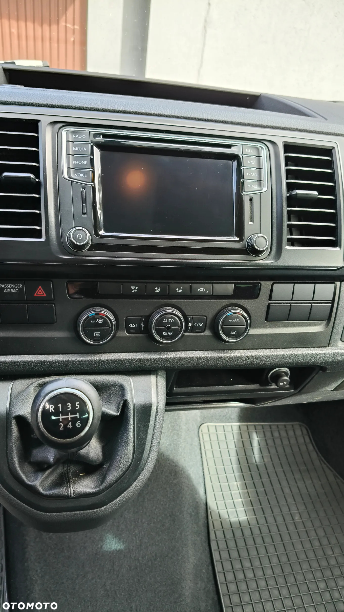 Volkswagen Caravelle - 11