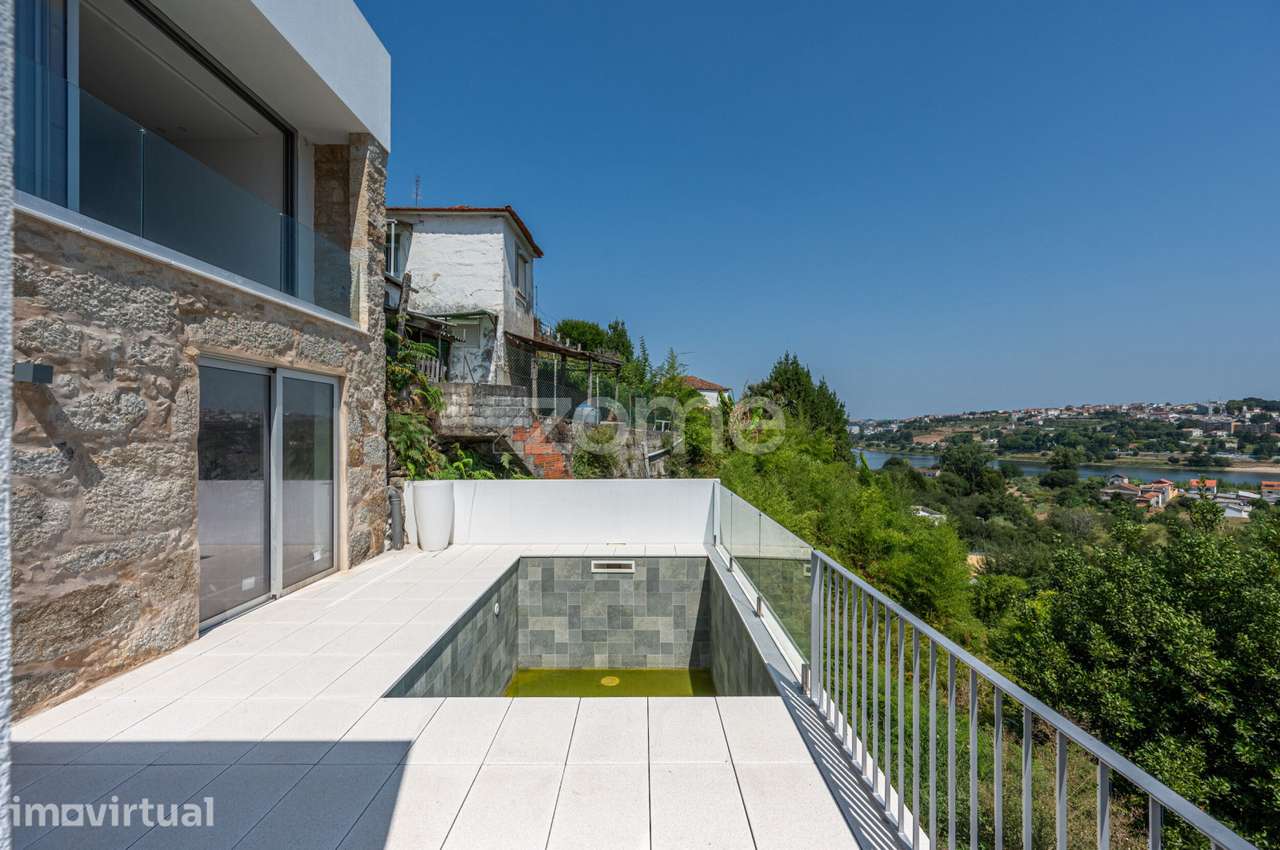Moradia T3 com piscina e vistas únicas para o Douro, em Avintes - Grande imagem: 3/30