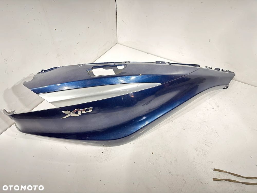 Boczek tył prawy Piaggio X10 125 - 1