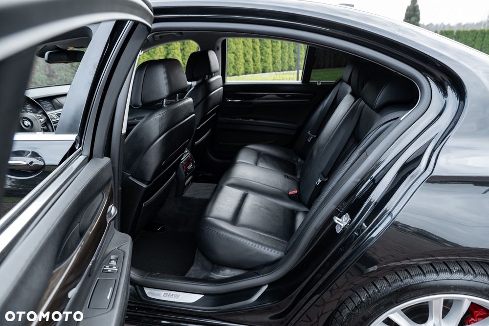BMW Seria 7 750i xDrive - 17