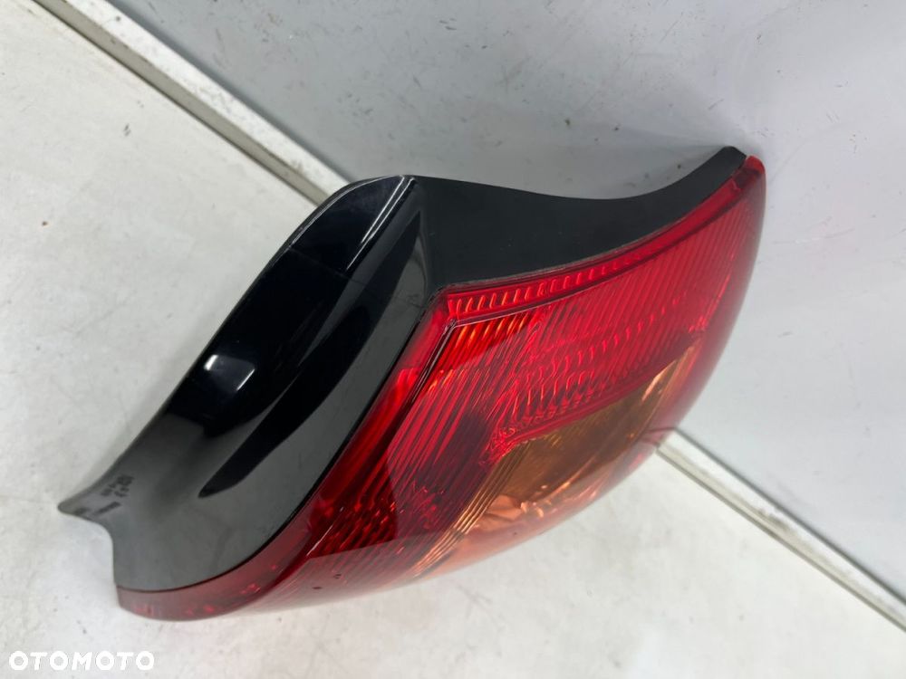 Lampa Toyota Corolla IX E12 HB hatchback LIFT 04-07r. prawa tylna w błotnik oryginalna prawy tył - 10