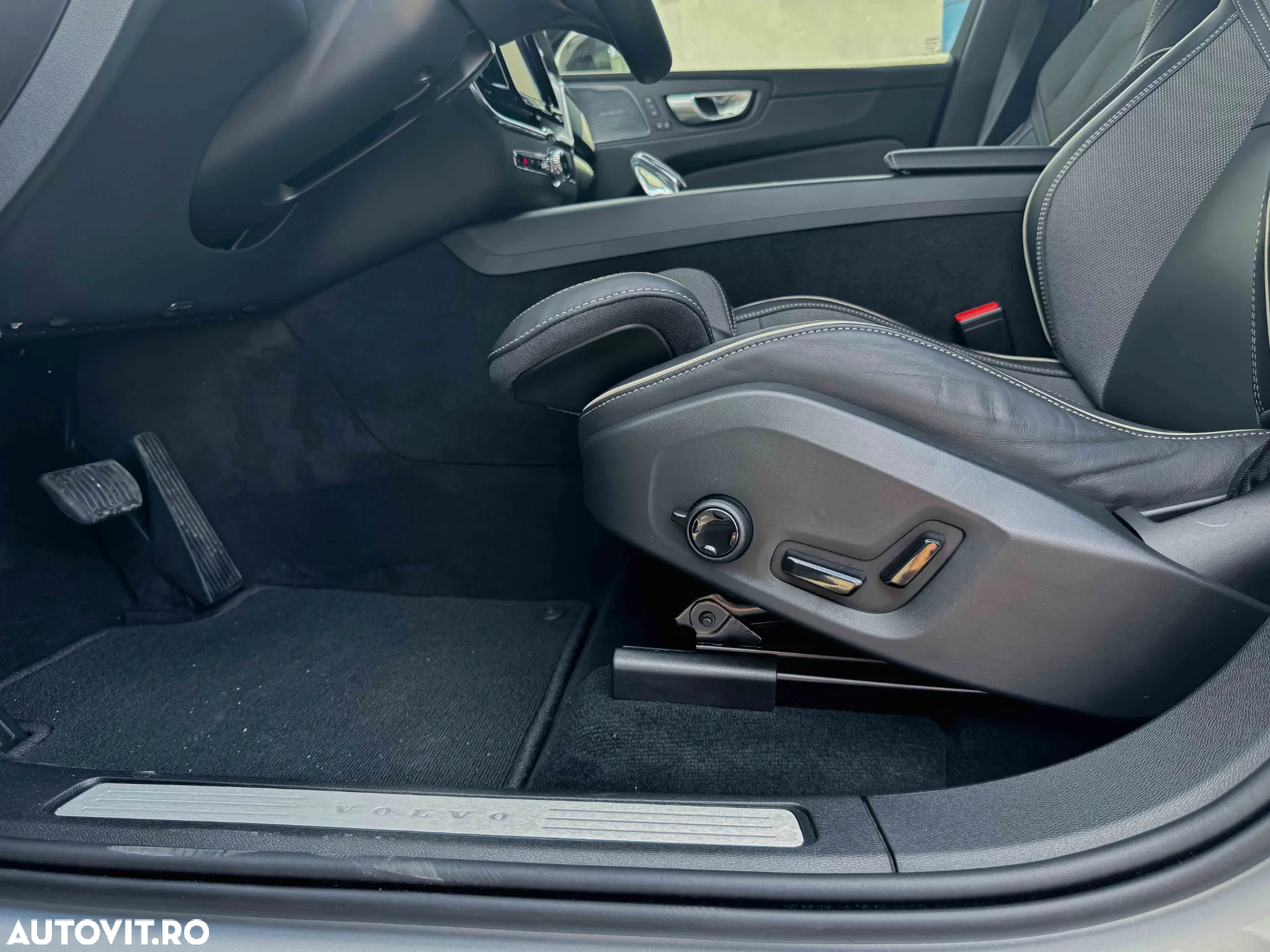 Volvo XC 60 B4 MHEV AT AWD Plus Dark - 18