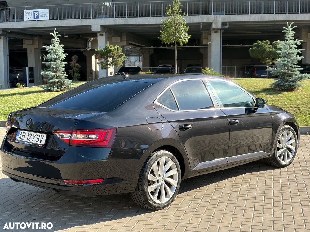 Skoda Superb 2.0 TDI DSG Ambition - 4