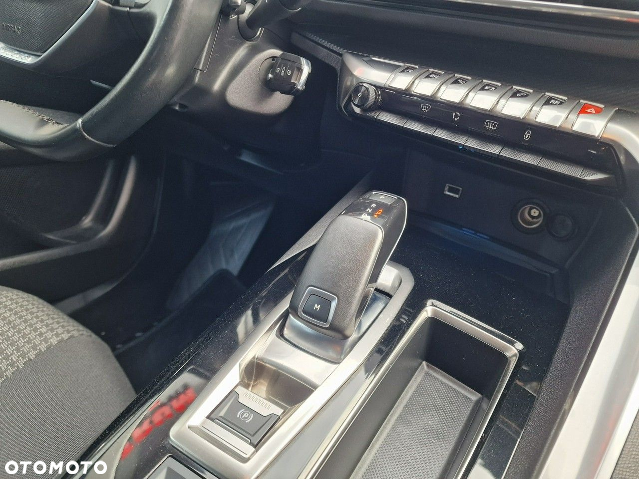 Peugeot 3008 1.2 PureTech Active Pack S&S EAT8 - 27