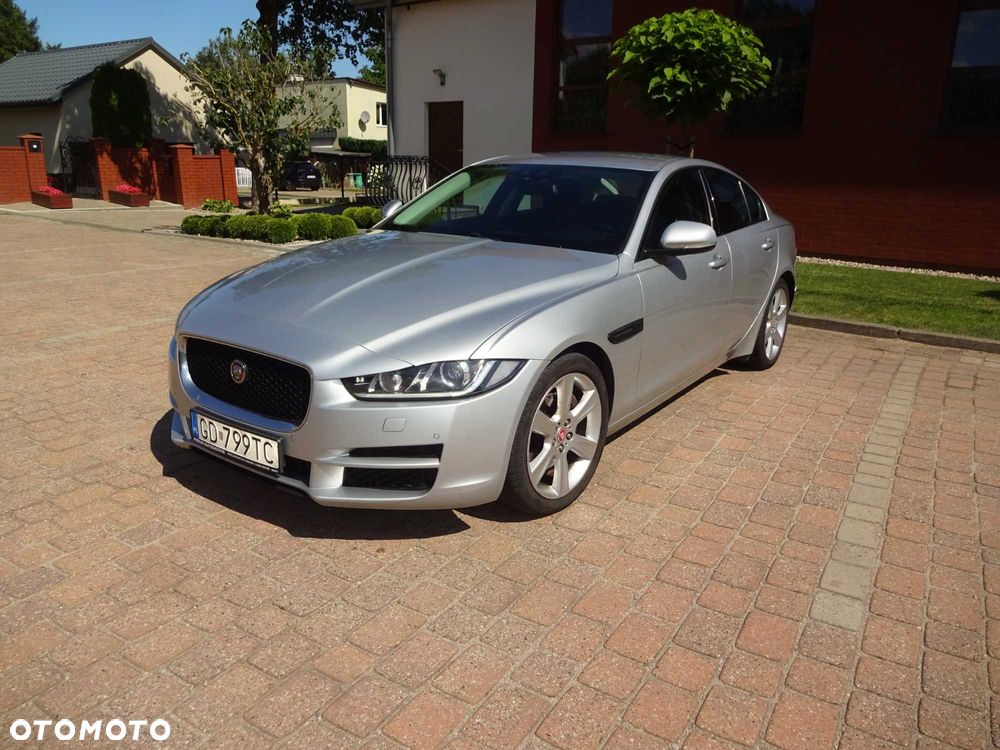 Jaguar XE - 1