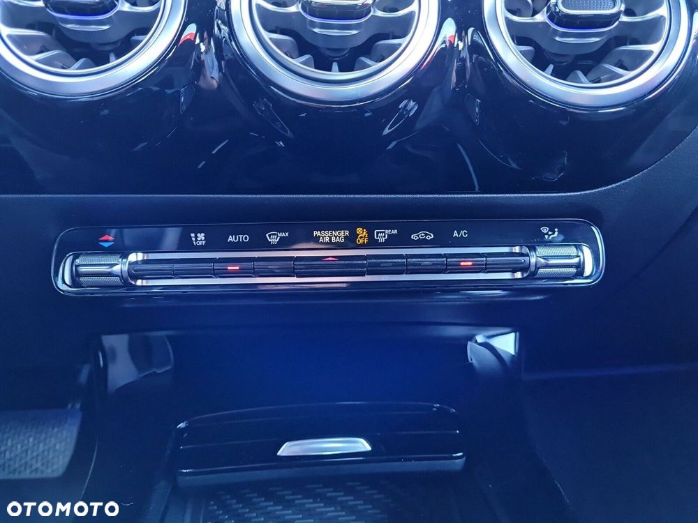 Mercedes-Benz CLA 180 Progressive 7G-DCT - 24