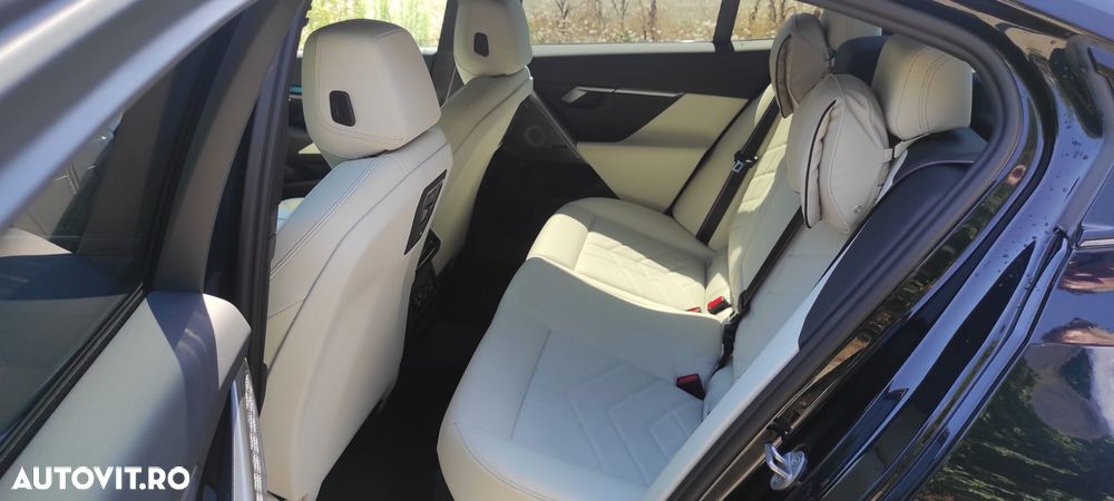 BMW Seria 5 520i AT MHEV - 14