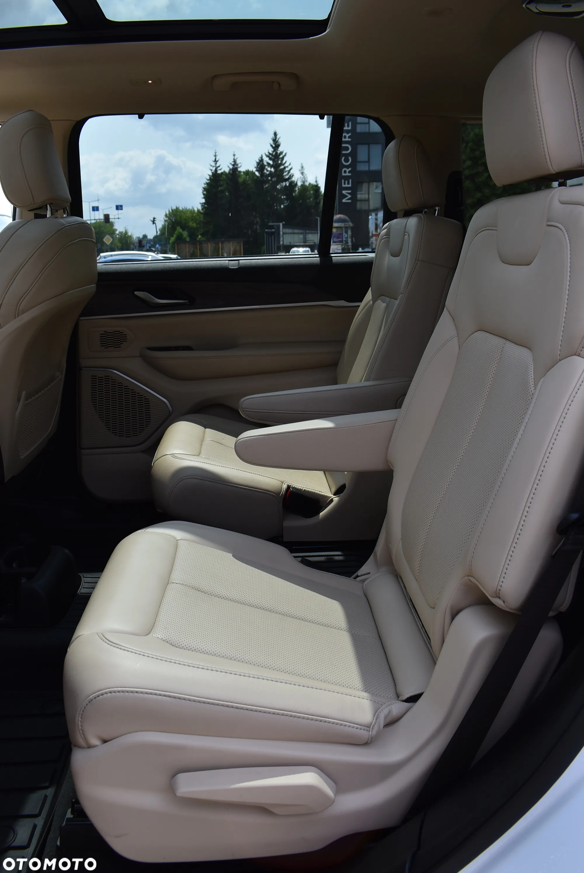 Jeep Grand Cherokee - 27