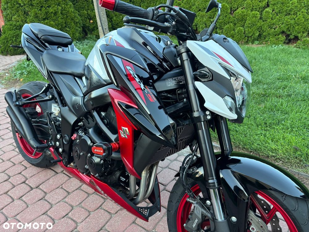 Suzuki GSX - 12