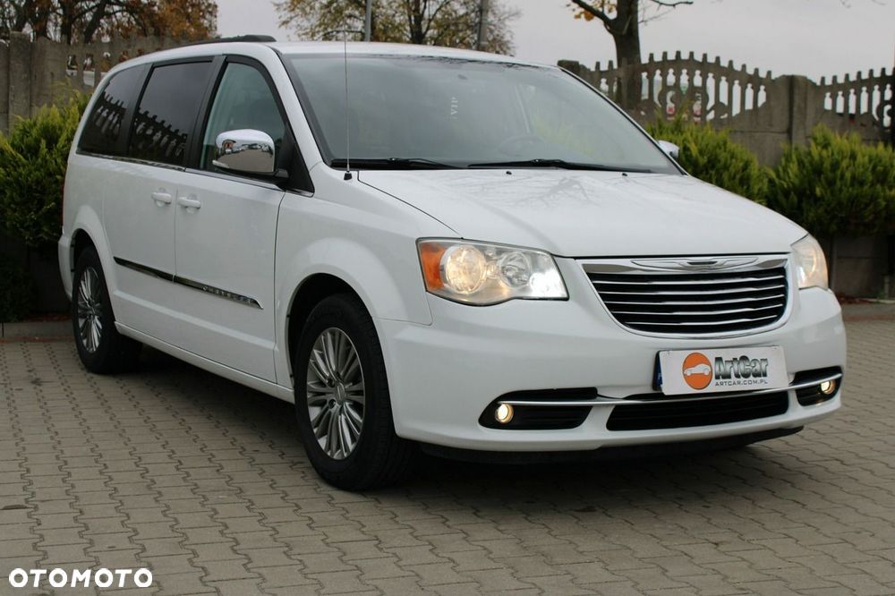Chrysler Town & Country - 38