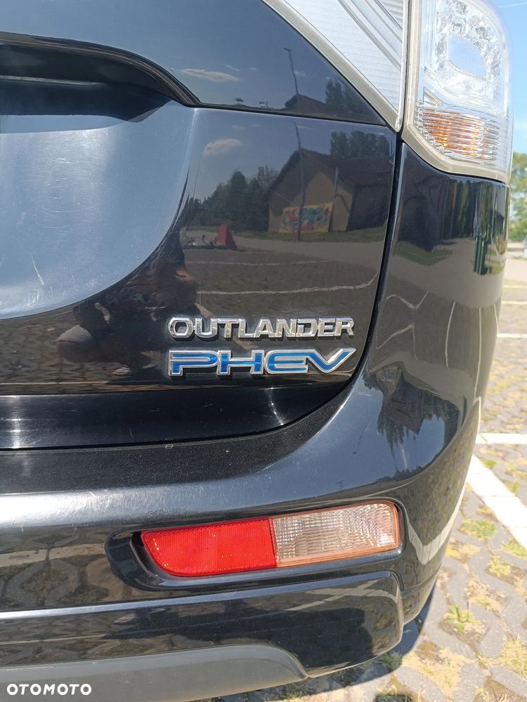 Mitsubishi Outlander Instyle NAVI + - 7