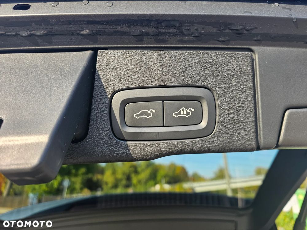Volvo XC 60 B5 B AWD Plus Dark - 20