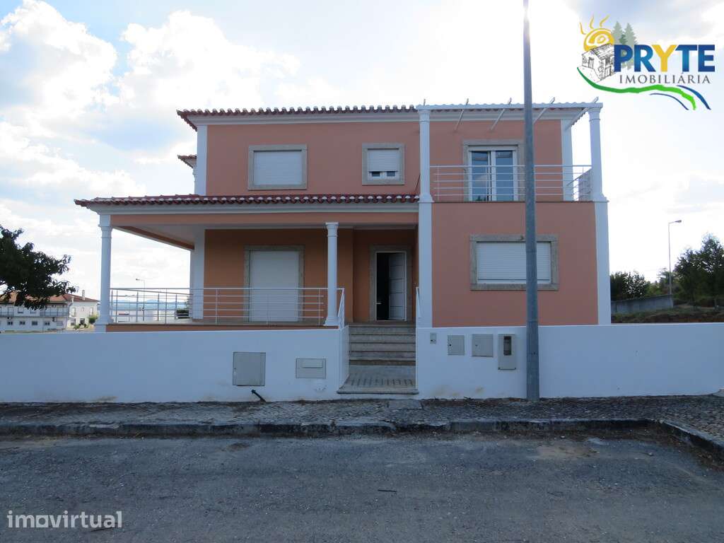 Lote urbano onde se encontra implantada uma Moradia de tipologia T4 – pohled 3