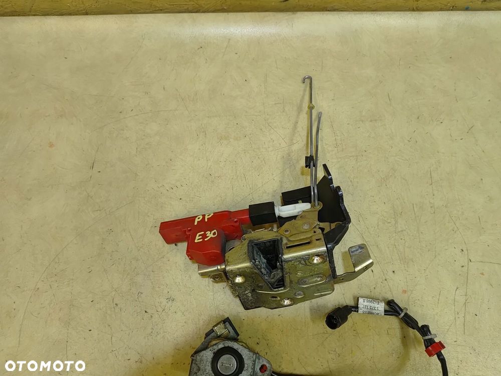 BMW E30 ZAMEK DRZWI PRAWY PRZÓD - 4