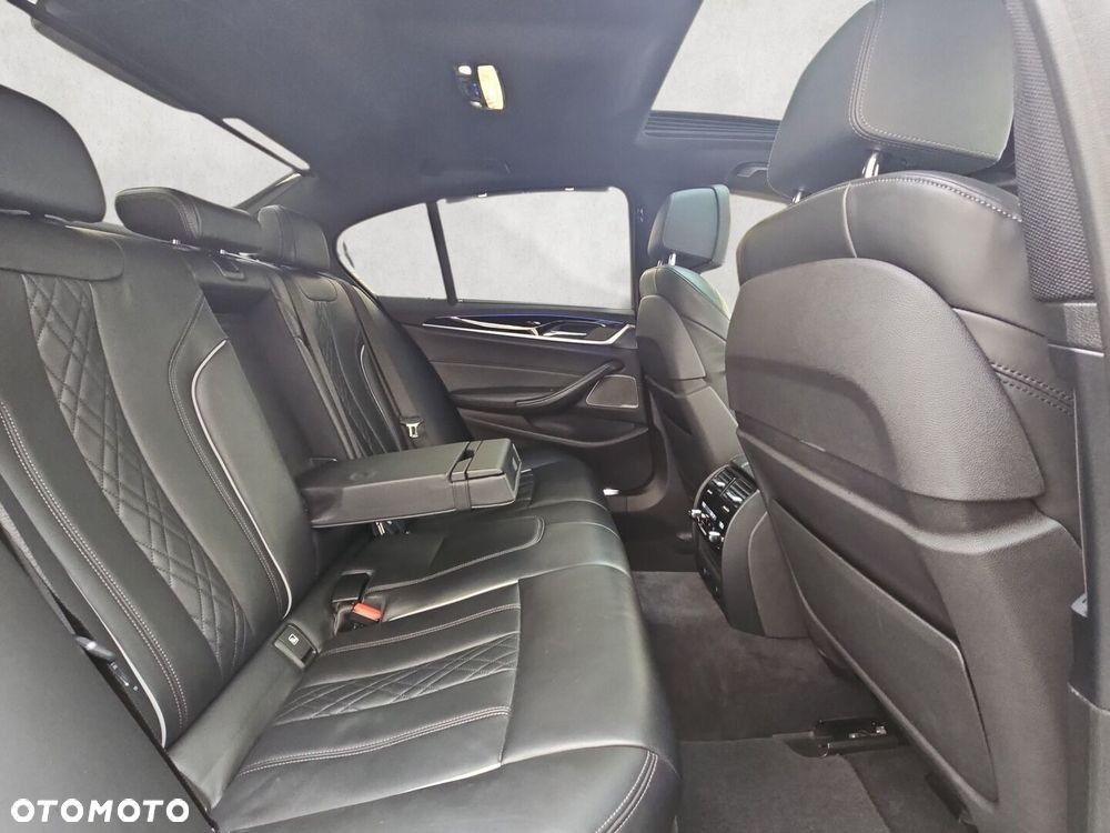 BMW Seria 5 M550i xDrive - 26