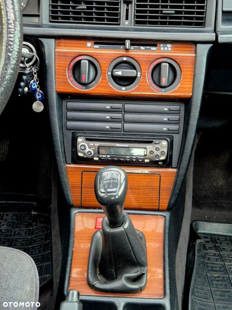 Mercedes-Benz W201 (190) - 25