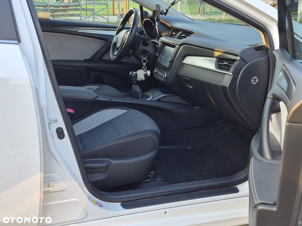 Toyota Avensis 2.0 D-4D Premium - 2