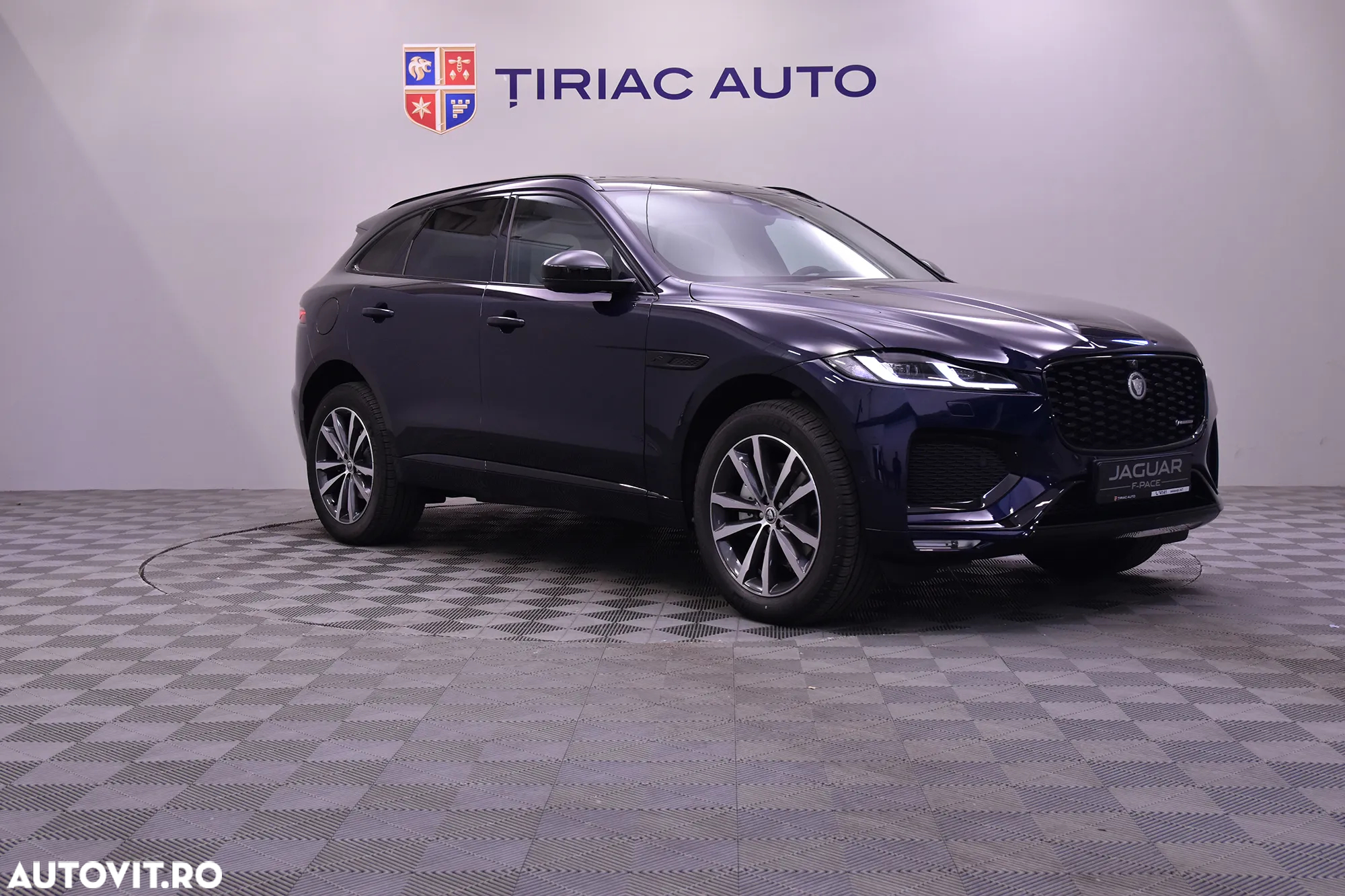 Jaguar F-Pace P250 AWD R-Dynamic SE - 8