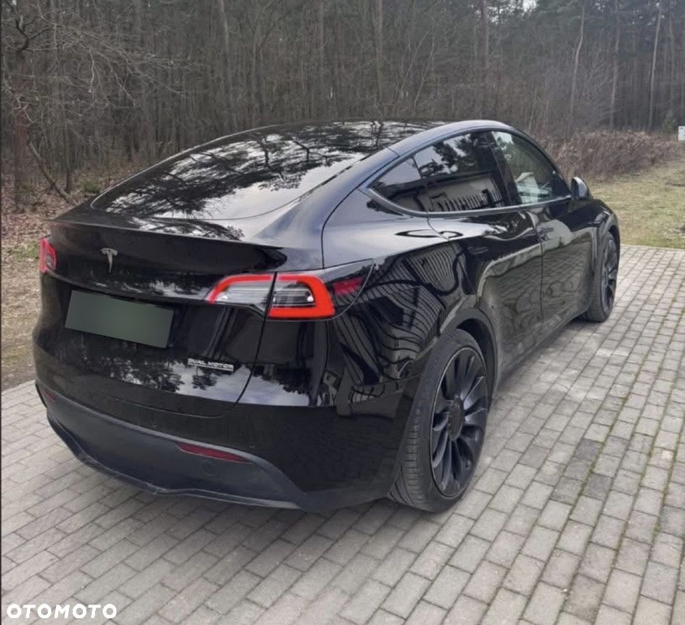 Tesla Model Y - 4
