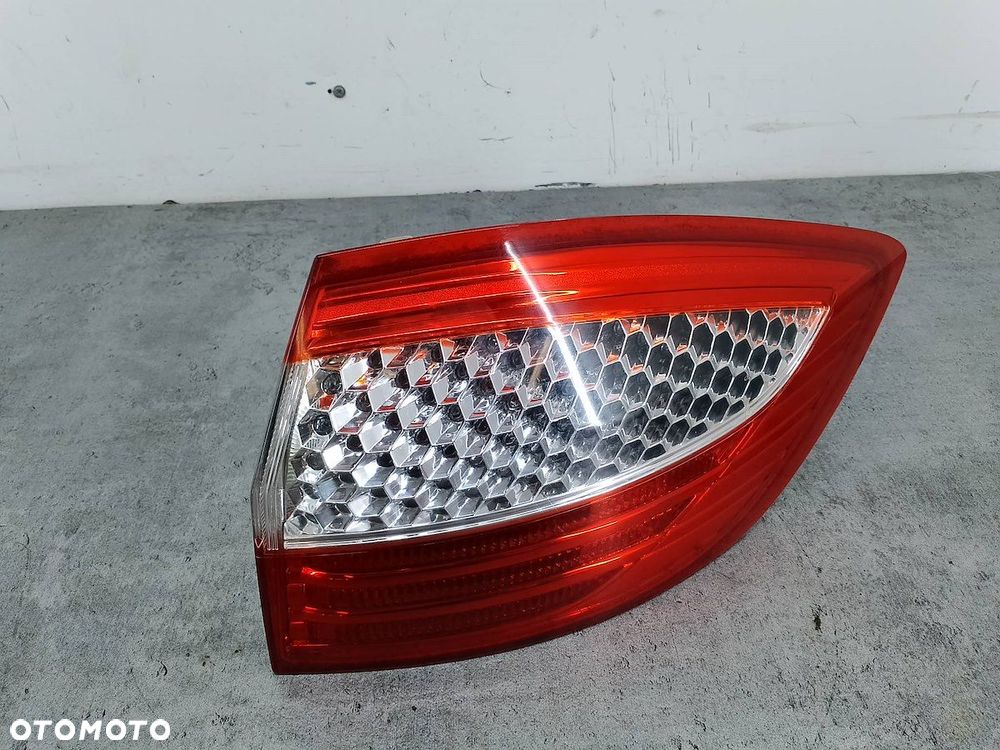 LAMPA TYLNA PRAWA FORD MONDEO MK4 7S71-13404-B KOMBI - 1