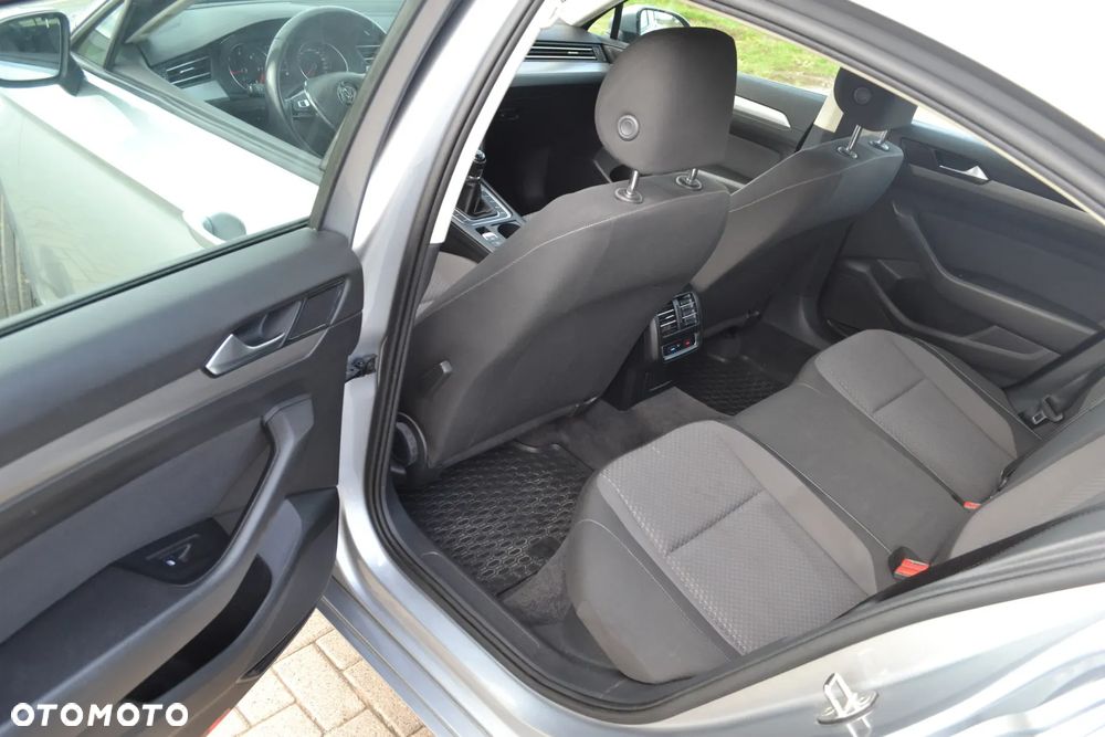 Volkswagen Passat 2.0 TDI SCR Comfortline - 23