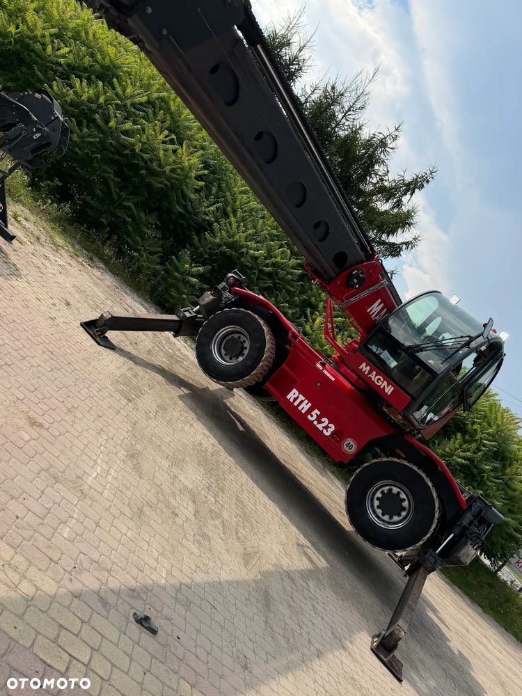 Magni RTH 5.23 SH-D/C Ładowarka teleskopowa Obrotowa roto 23 metry wysuw. 5 ton Udźwig. Wciagarka Hydrauliczna 5 ton. Pilot zdalnie sterowana. DEUTZ Silnik 145 KM. Jak Nowa Z Norwegii 2019 rok. 3200 mtg. Serwisy DEKRA TUV aktualne. Full Wypas. Klima stabilizatory 2 osie. Pilot. Maszyna z Norweskiej Upadłośći. Stan maszyny nie różni się od nowej z Salonu! Zero luzów na wszystkich siłownikach i podzespołach. ani deka wycieków. OKAZJA. Pełna Dokumentacja - 12