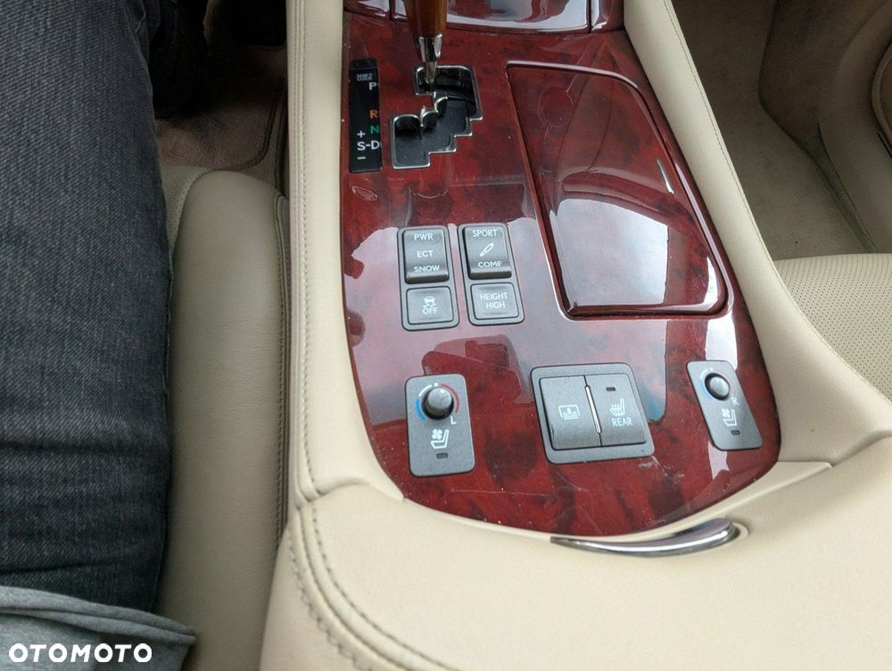 Lexus LS 460 AWD - 10