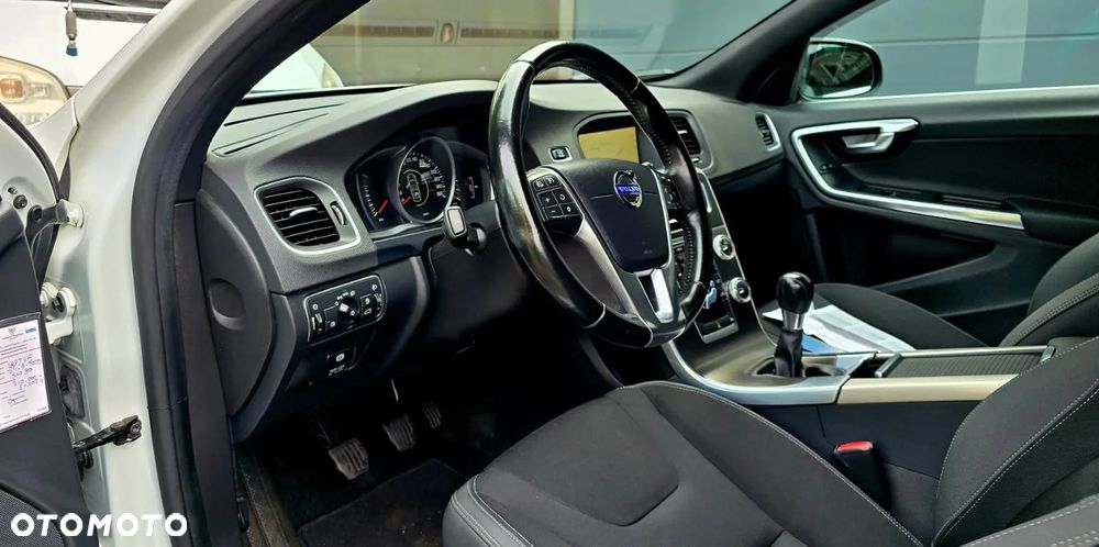 Volvo V60 T3 Momentum - 25