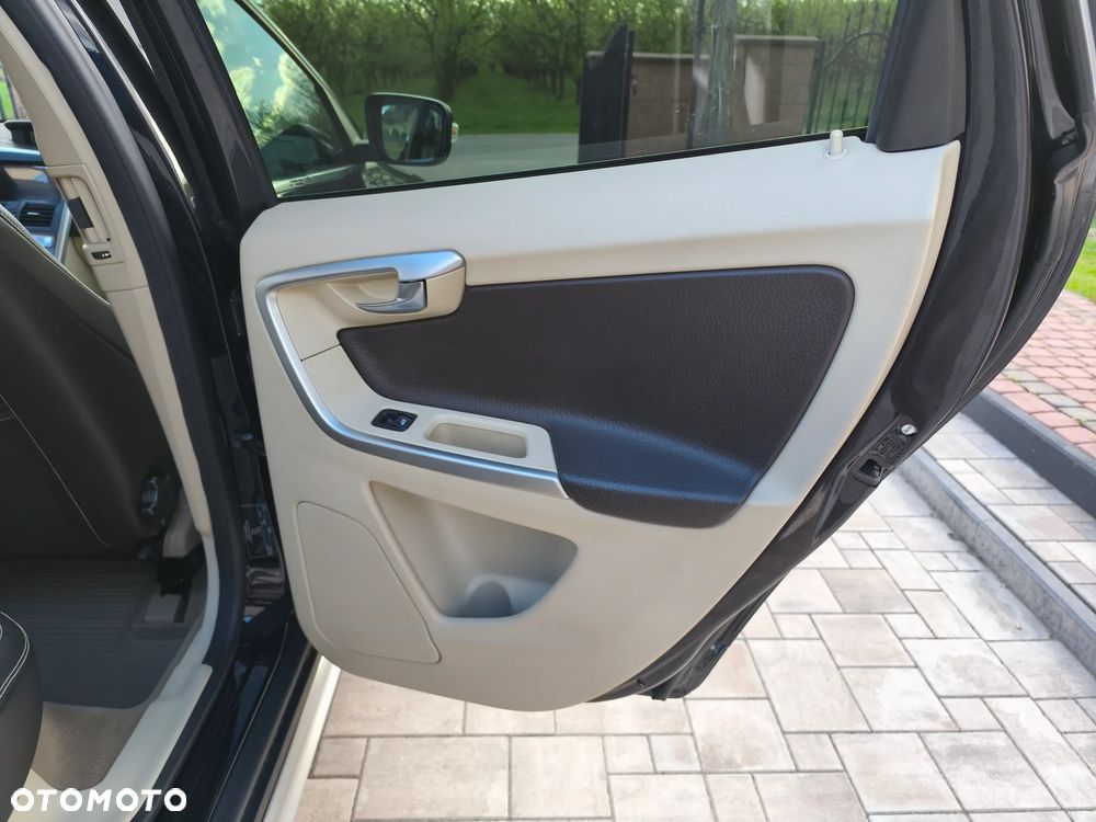 Volvo XC 60 2.4D AWD Summum - 34
