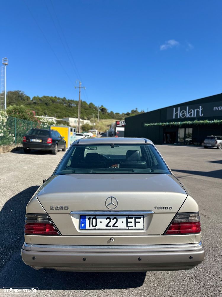 Mercedes-Benz E 250 D Turbo - 4
