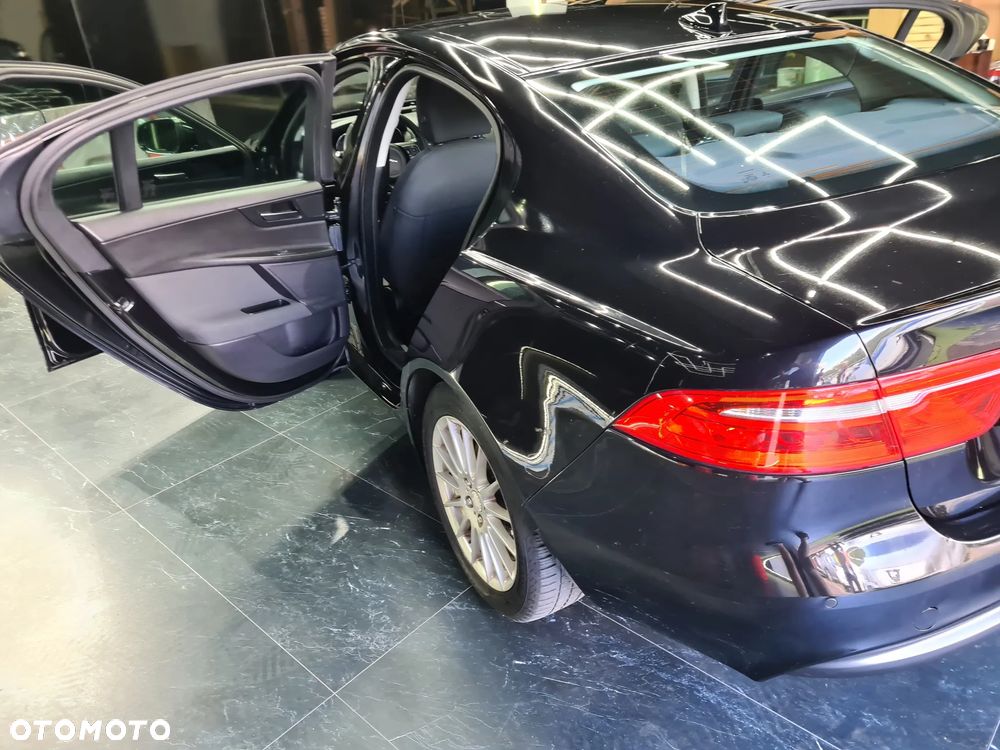 Jaguar XE 2.0 D Prestige - 25