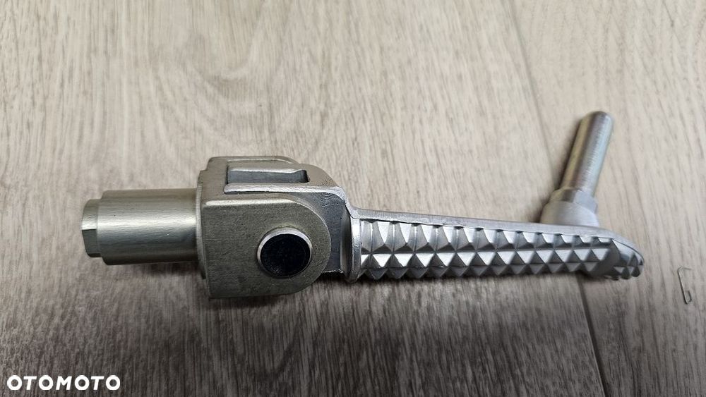 Oryginalny Podnóżek Prawy Przód Yamaha R6 RJ11 / RJ15   2C0-27420-00 - 3