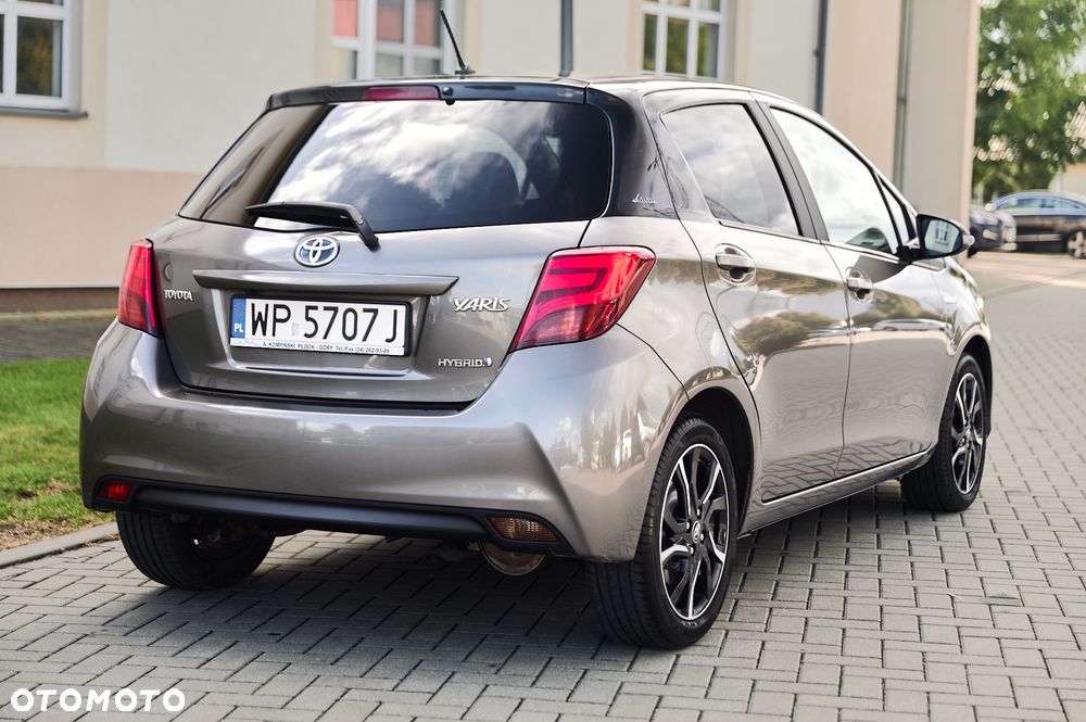 Toyota Yaris Hybrid 100 Selection Passion - 17