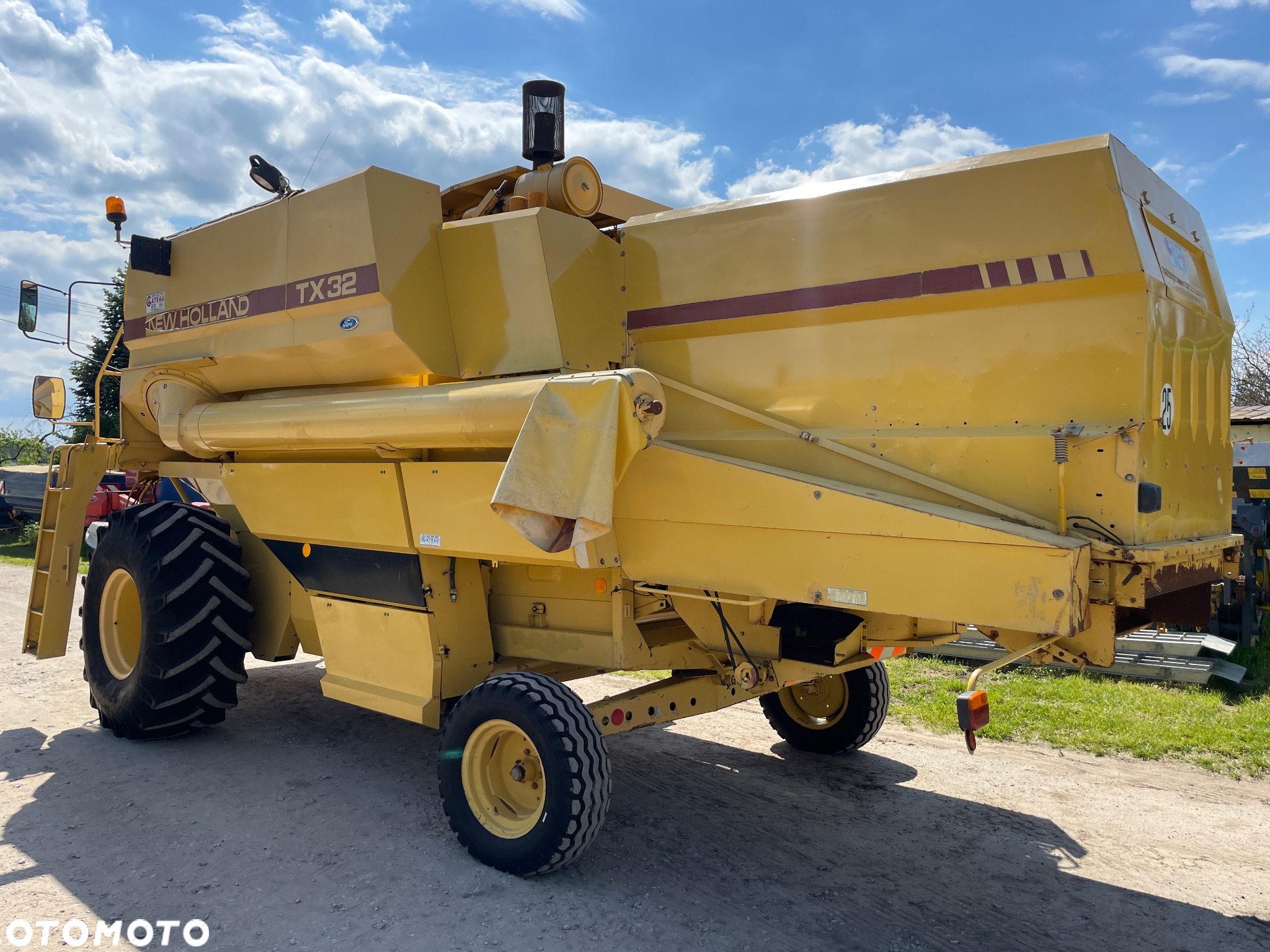 New Holland TX 32 - 13