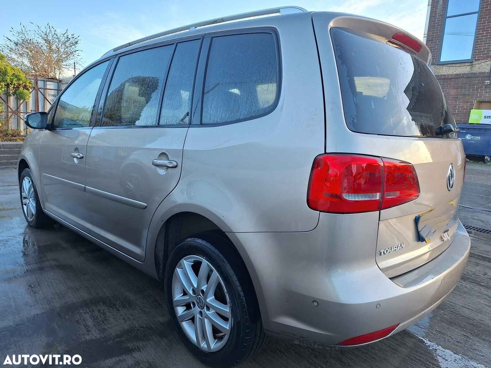Far Stanga Volkswagen Touran 2013 Monovolum Auriu - 3