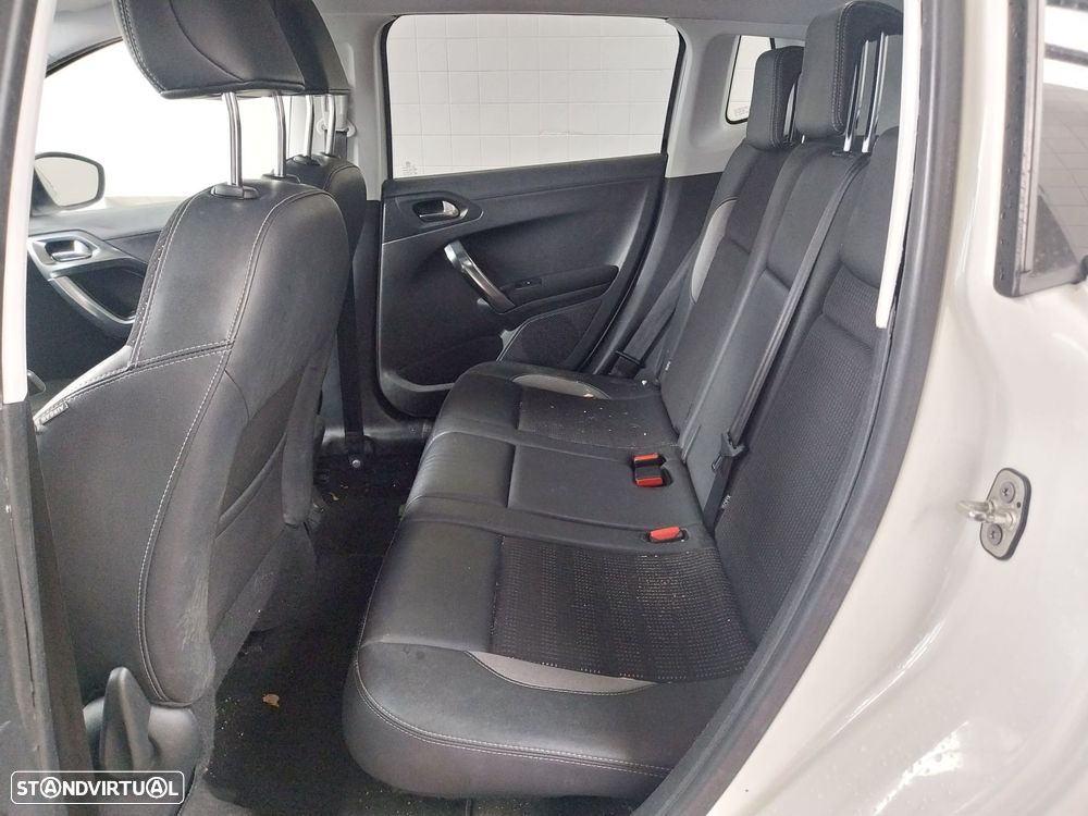 Peugeot 2008 1.6 e-HDi Allure - 11