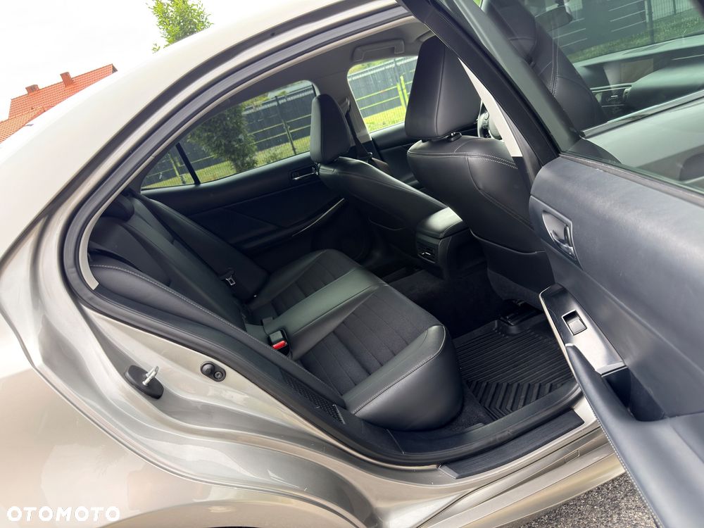Lexus IS 300h F Sport - 20