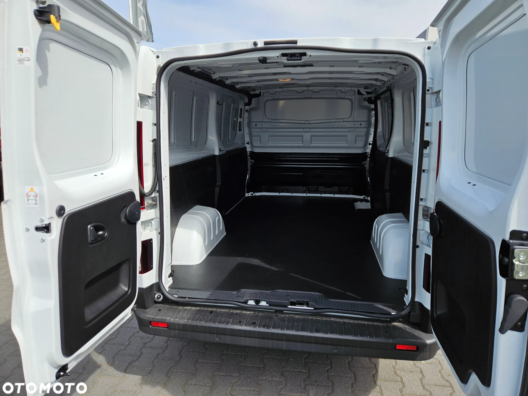 Renault Trafic Furgon L2H1 2.0dCi 150 KM - 11