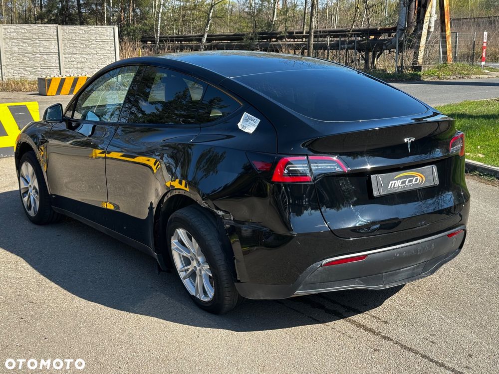 Tesla Model Y - 4