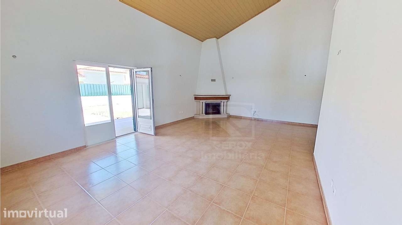 Moradia T5 isolada com 20 painéis solares e 3 quartos no piso térreo - Grande imagem: 3/38
