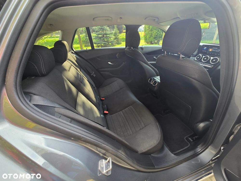 Mercedes-Benz Klasa C 180 d T Exclusive - 30