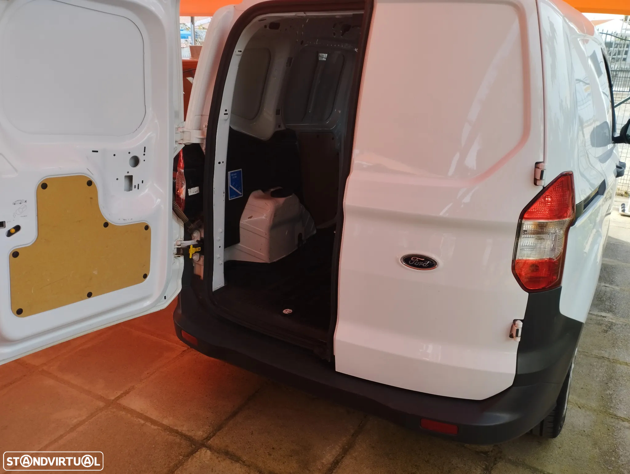 Ford Transit Courier - 9