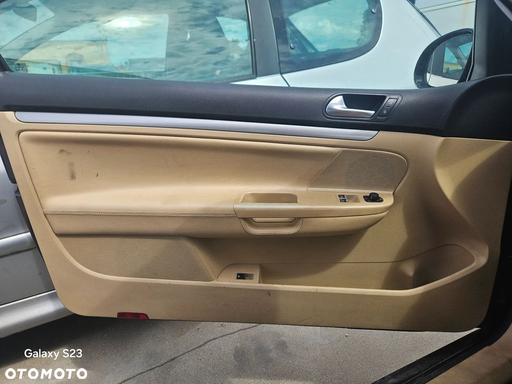 Boczek tapicerka drzwi lewy prawy VW Golf 5 V 3d hatchback beżowy - 2