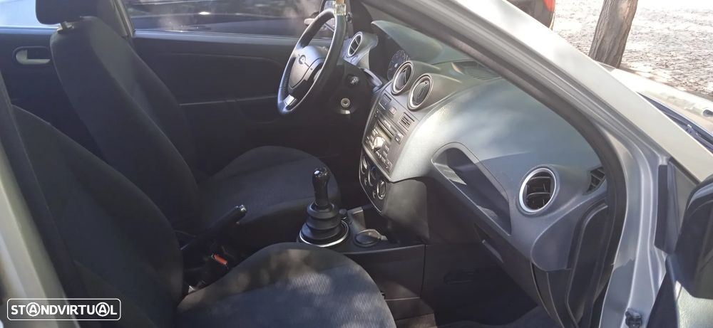 Ford Fiesta 1.25 Ghia - 10