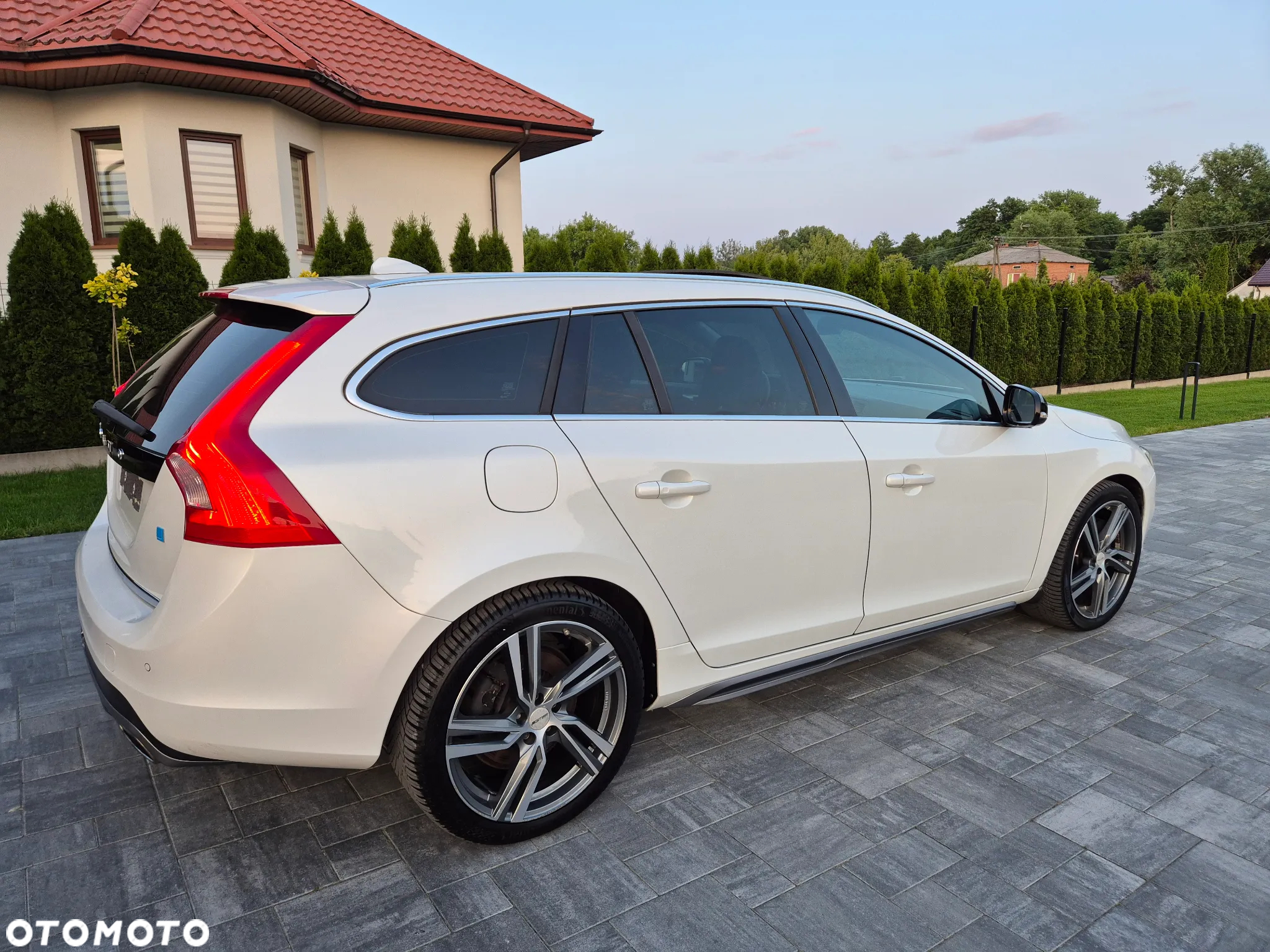 Volvo V60 D6 Plug-In-Hybrid AWD Geartronic Summum - 27