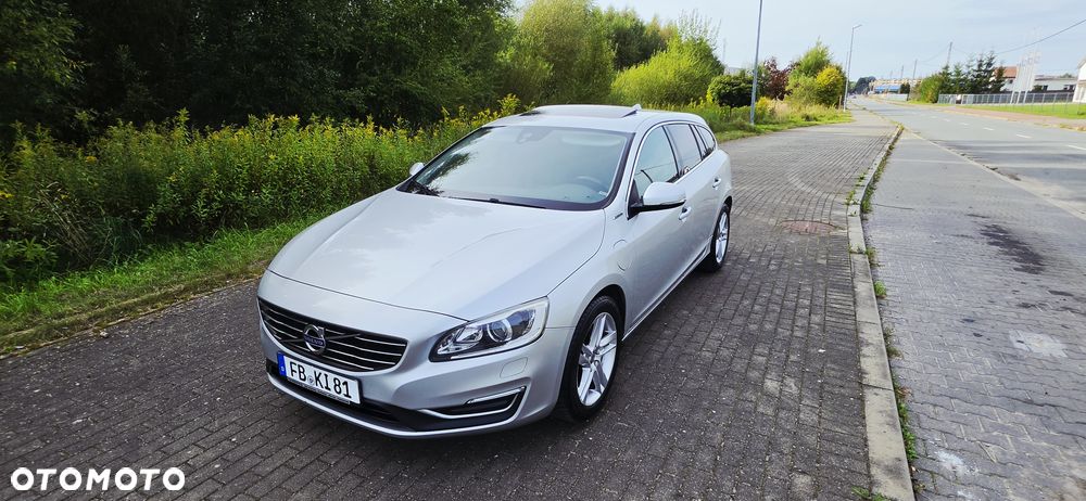 Volvo V60 D6 AWD Plug-in Hybrid R-Design Momentum - 2
