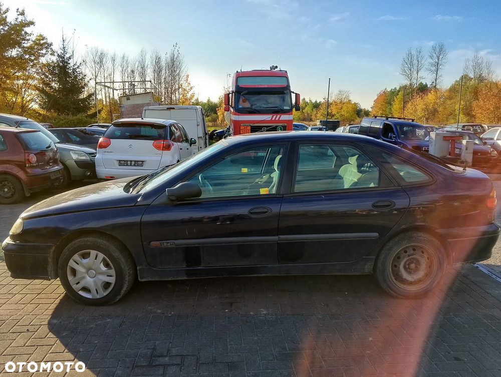 Renault Laguna I FL (98-01.) 1.9DTI 96KM. Silnik F9Q 716 Skrzynia JC5 085 lakier NV472 / 472 - DUSK BLUE.Cały na części. GWARANCJA !!!  Przód Tył Zestaw Komplet Drzwi Klapa Zderzak Błotnik Maska Grill Atrapa Szyba Pas Lampa Lusterko Boczki Fotel Kanapa Kokpit Deska Rozdzielcza Przełącznik Włącznik Sterownik Przewody Wiązka Instalacja Moduł Komputer Czujnik Listwa Pompa Alternator Wtryski Głowica Rozrusznik Kompresor Sprzęgło Dwumas Silnik Skrzynia ABS Klimatyzacji Paliwa Wspomagania Kolektor Turbina Przepustnica Zawór Chłodnica Koło Hak Belka Sanki Zawieszenie Mcpherson Półoś Amortyzator Wydech Tłumik Zacisk Most - 4