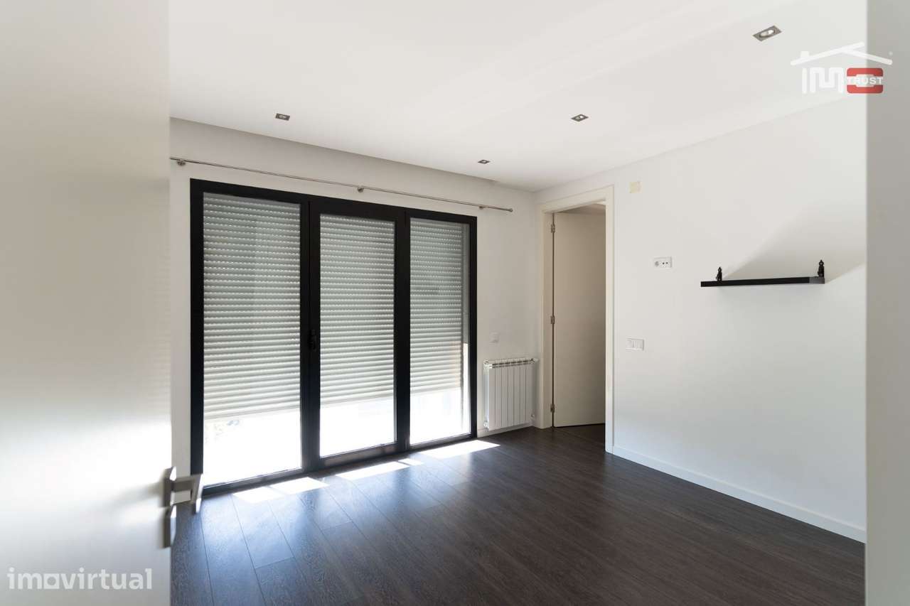 APARTAMENTO T2 COM COZINHA EQUIPADA  COMO NOVO COM ELEVADOR E GARAG... - Grande imagem: 4/16