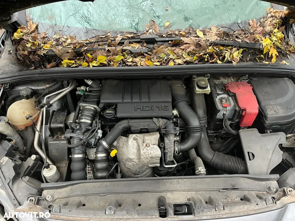 Dezmembrez Peugeot 308 1,6 HDI 2008 gri - 9