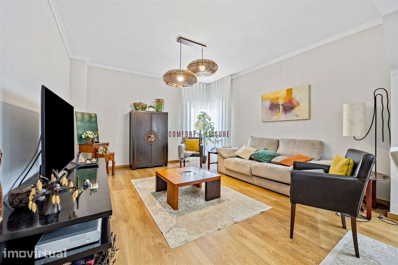 Apartamento com 4 quartos, 2 wc, parqueamento e arrecadação na Ramada, - Grande imagem: 2/52
